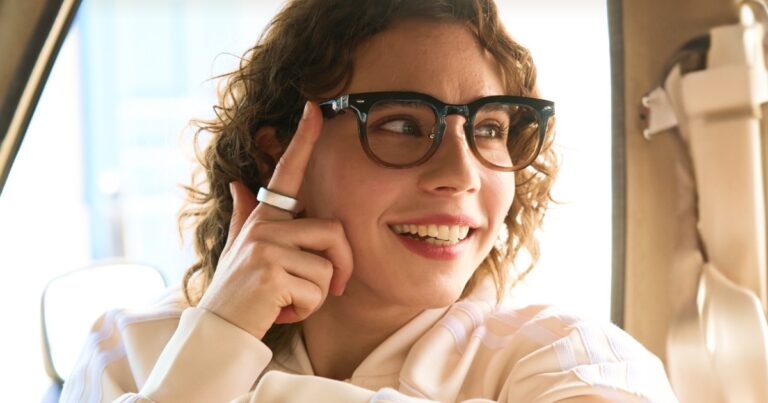 Halliday’s fact-checking smart glasses have a crazy screen and control system