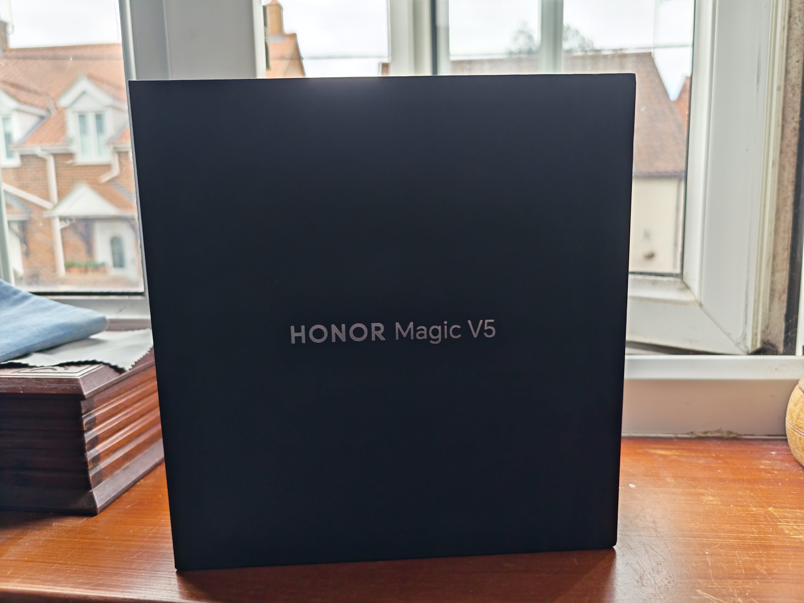 Honorary partner and Qualcomm in Honor Magic V5